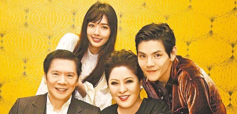 两个人相亲认识，男生对女生一见钟情，男生这是喜欢还是爱？游戏画面