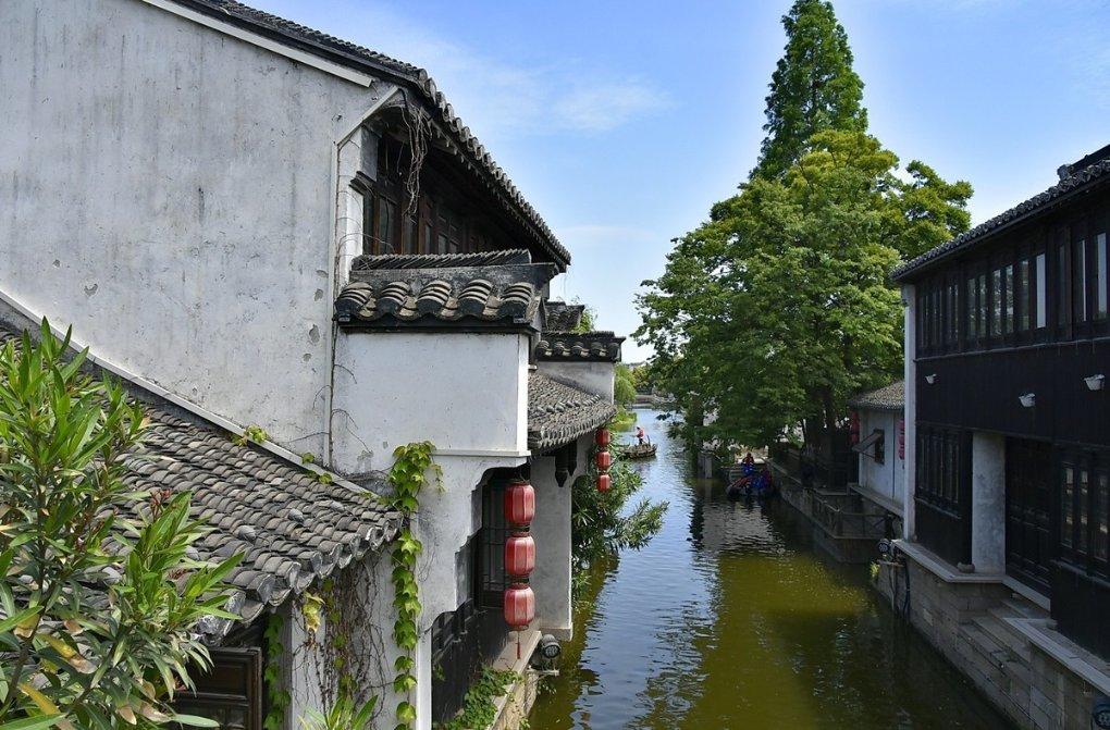 紧闭的闸门